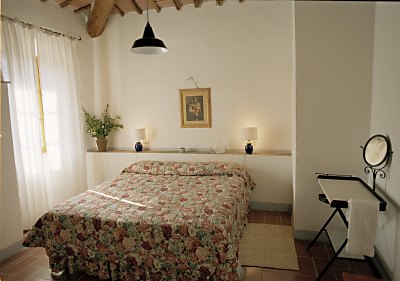 Una camera da letto dell'Agriturismo Mucca-II nel parco Castello di Grotti in Toscana, 12 km da Siena