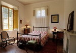 La camera da letto della Ballatina, residenza d'epoca nel parco del Castello di Grotti a 12 km da Siena, in Toscana