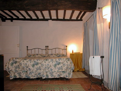 Una camera da letto dell'appartamento Certino-I a Grotti - Agriturismo a 12 km da Siena, in Toscana