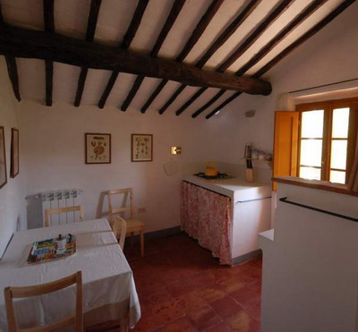 La cucina  - tinello dell'appartamento Pienza nel casale Certino 
          a Grotti - Agriturismo Castello di Grotti - Siena