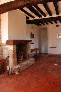 Il soggiorno dell'appartamento Pienza nel casale Certino a Grotti in Toscana, 12 km da Siena