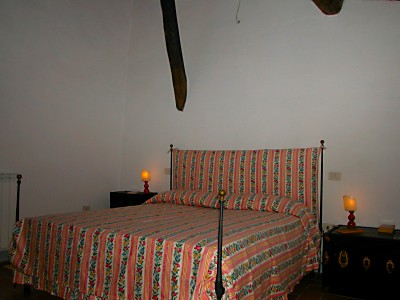 A bedroom of the apartment Siena in the farmhouse Certino near Siena