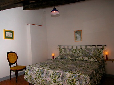 A bedroom of the apartment Siena in the farmhouse Certino near Grotti