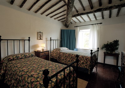 Una camera a due letti dell'agriturismo Casa del Fabbro a Orgia, 12 km da Siena