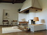 Casa del Fabbro, tinello che si affaccia sui boschi della Montagnola Senese, 3 camere da letto al primo piano a 200 m dal Cateni, ristorante del paese di Orgia