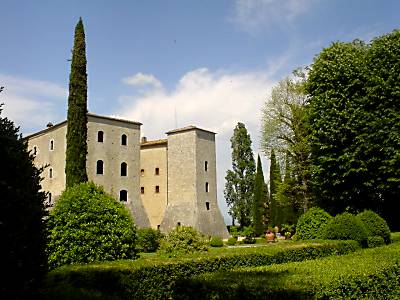 Le torri del Castello di Grotti, in Toscana, a 12 km da Siena