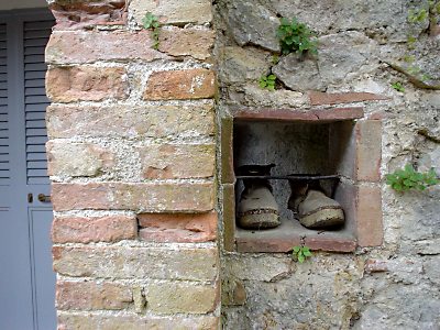 Gli antichi zoccoli del cantiniere del Castello di Grotti - Agriturismo in Toscana, a 12 km da Siena  