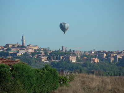 Siena e una mongolfiera viste dal Castello di Grotti