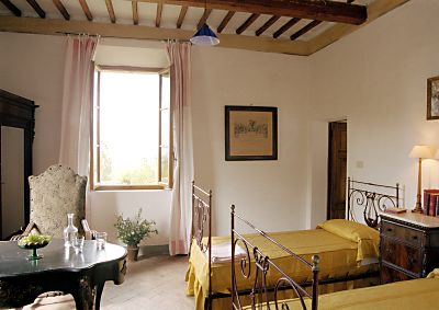 Una camera della Villa Ballati nel parco del Castello di Grotti, in Toscana, a 12 km da Siena