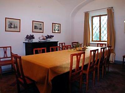 La sala da pranzo della Villa Ballati nel parco del Castello di Grotti, in Toscana, a 12 km da Siena
