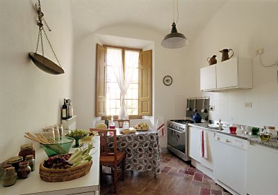 La cucina della Villa Ballati nel parco del Castello di Grotti, in Toscana, a 12 km da Siena