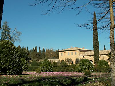 Vista della Villa Ballati dal viale del parco del Castello di Grotti, in Toscana, a 12 km da Siena