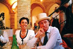 Allegri commensali nella Tinaia nel parco del Castello di Grotti - Agriturismo in Toscana, a 12 km da Siena
