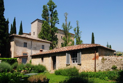 Il casale Guardiola e sullo sfondo il castello di Grotti a 12 km da Siena