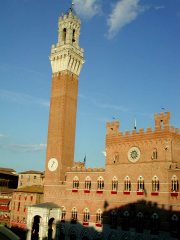 La Torre del Mangia in Piazza del Campo a Siena a 12 km dall'Agriturismo Castello di Grotti
