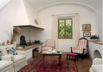Il soggiorno della Villa Ballati, residenza d'epoca nel parco del Castello di Grotti a 12 km da Siena, in Toscana