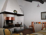 Il soggiorno con camino dell'agriturismo Certino