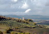 Le colline che degradano verso la Val di Merse e sullo sfondo la Montagnola Senese