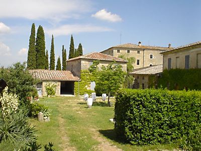Il giardino davanti alla Casa delle Muccanel parco del Castello di Grotti