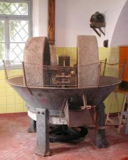 Le macine dell'antico frantoio del Castello di Grotti, Agriturismo in Toscana, a 12 km da Siena